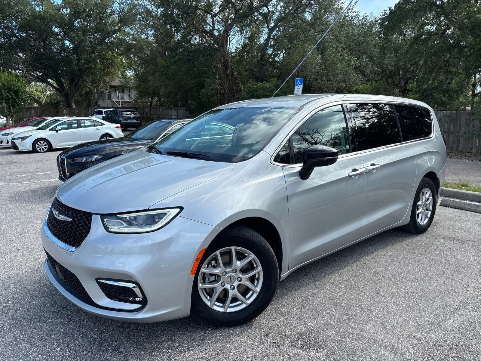 Used 2024 Chrysler Pacifica Touring-L FWD image 2