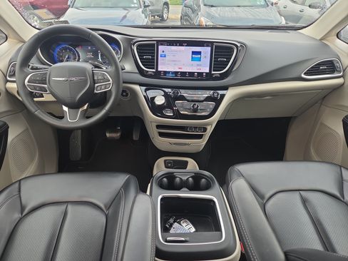 Certified 2023 Chrysler Pacifica Touring-L FWD image 23