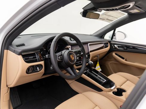 Certified 2025 Porsche Macan image 4