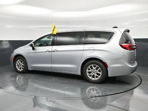 Used 2024 Chrysler Pacifica Touring-L FWD image 13