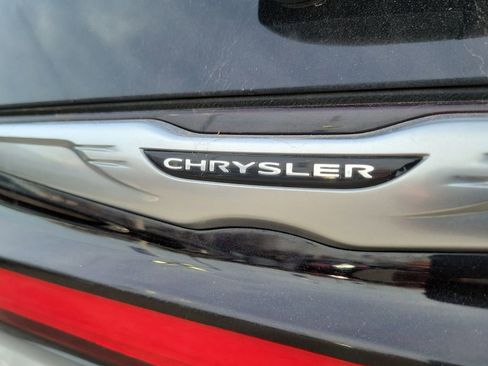 Used 2024 Chrysler Pacifica Touring-L FWD image 6