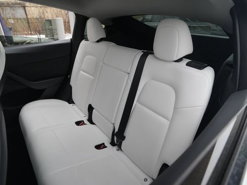 Used 2022 Tesla Model Y Long Range image 20