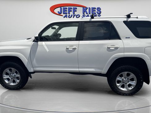 Used 2018 Toyota 4Runner SR5 AWD/4WD image 8