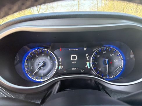 Used 2023 Chrysler Pacifica Touring-L AWD/4WD image 30