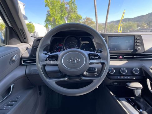 Used 2022 Hyundai Elantra SE FWD image 10