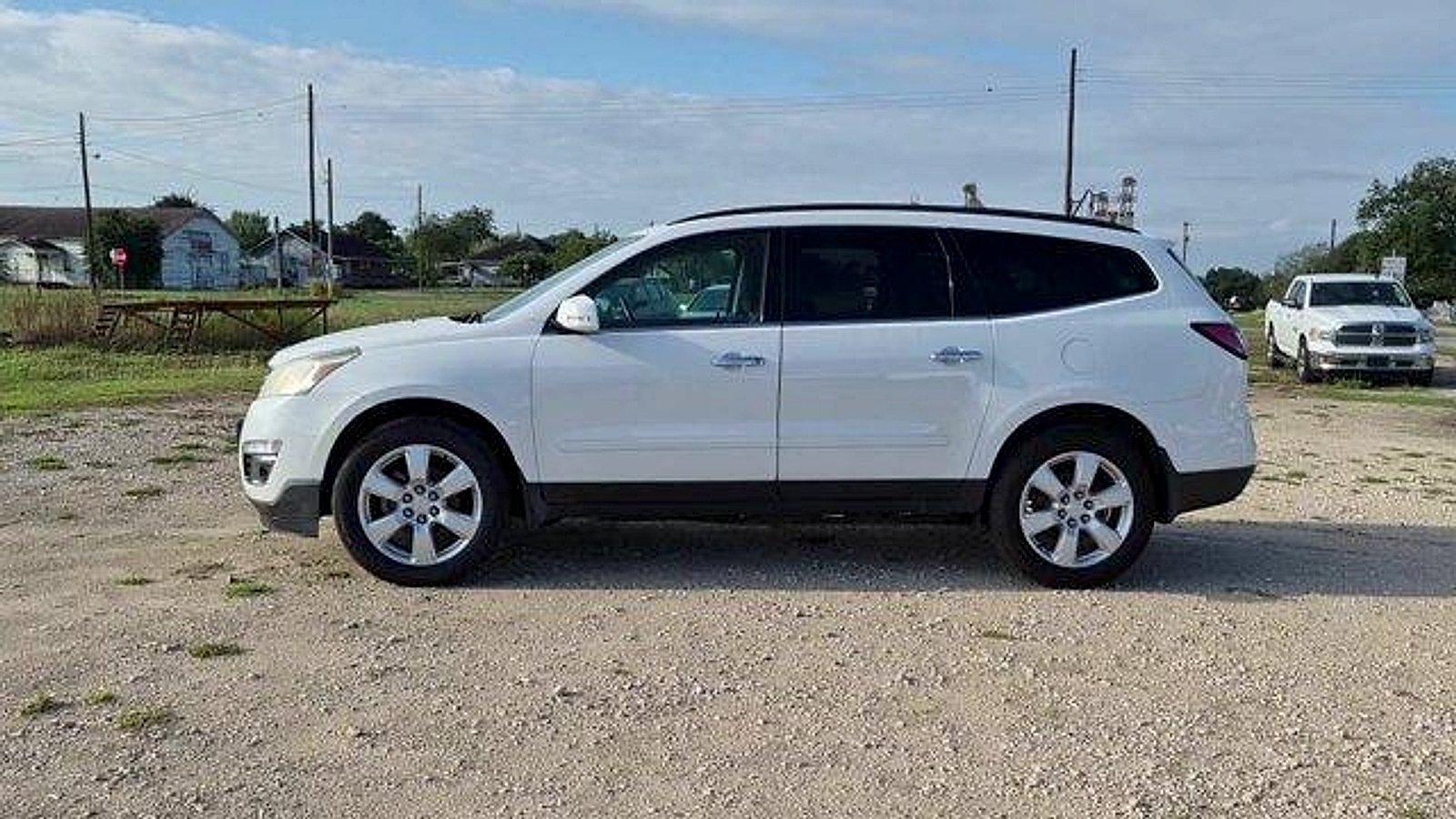 Used 2017 Chevrolet Traverse LT w/ Style and Technology Package FWD image 5