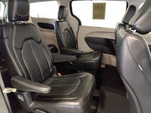 Used 2023 Chrysler Pacifica Touring-L image 36
