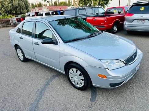 Used 2006 Ford Focus S FWD image 2