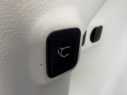 Used 2019 Jeep Cherokee Limited image 25