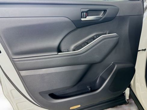 Certified 2023 Toyota Highlander XLE image 13