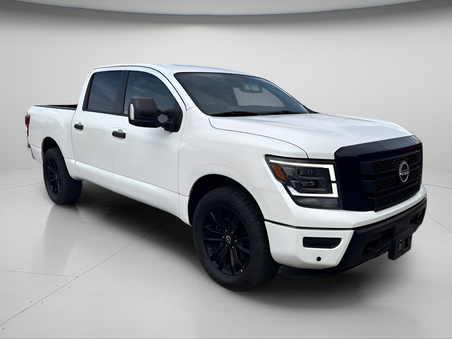 Used 2023 Nissan Titan SV w/ SV Convenience Package AWD/4WD image 2