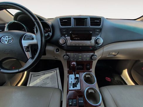 Used 2012 Toyota Highlander Limited w/ Tow Pkg AWD/4WD image 11