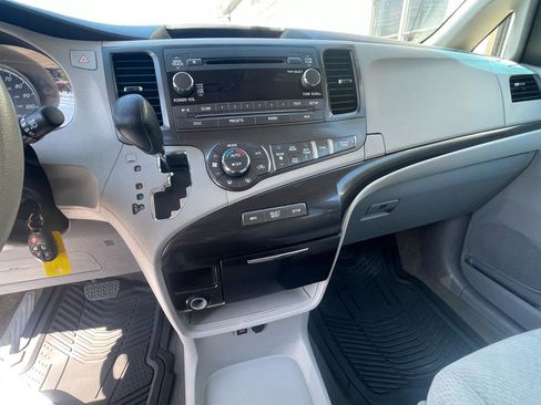 Used 2014 Toyota Sienna LE image 17