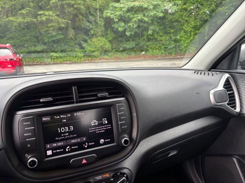Used 2025 Kia Soul LX w/ LX Technology Package FWD image 34