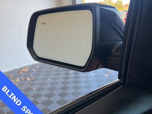 Used 2023 GMC Acadia SLT w/ Elevation Edition image 13