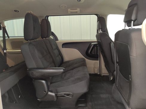 Used 2019 Dodge Grand Caravan SE w/ UConnect Hands-Free Group FWD image 19
