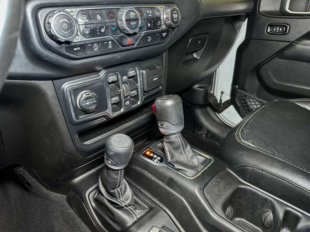 Used 2019 Jeep Wrangler Unlimited Sahara w/ Uconnect 4C Nav & Sound Group AWD/4WD image 35
