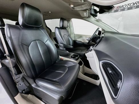 Used 2024 Chrysler Pacifica Touring-L FWD image 29
