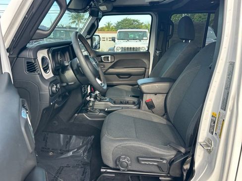 Used 2024 Jeep Wrangler Unlimited Sahara AWD/4WD image 9