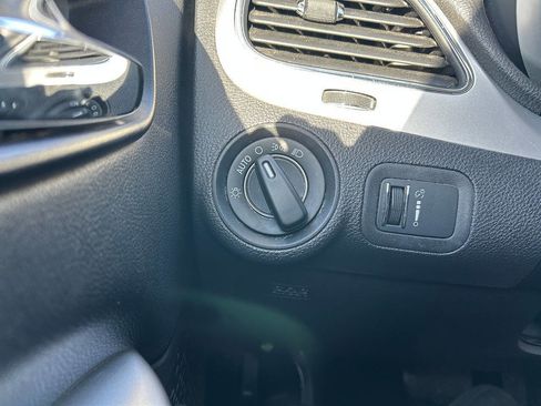 Used 2018 Dodge Journey SE image 16