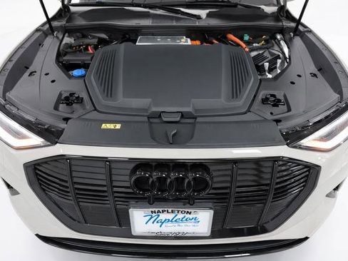 Used 2022 Audi e-tron Premium Plus w/ Premium Plus Package AWD/4WD image 7