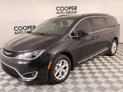 Used 2017 Chrysler Pacifica Touring-L Plus w/ Advanced Safetytec Group FWD image 11
