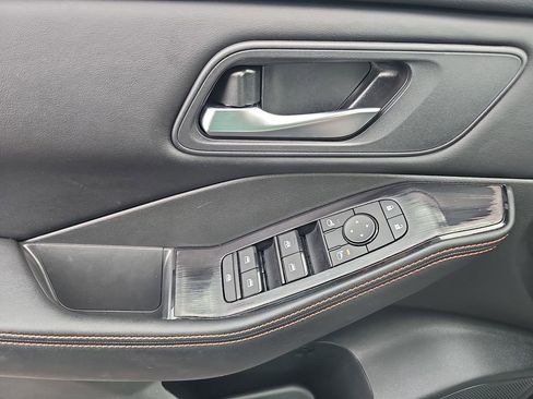 Used 2025 Nissan Rogue SV AWD/4WD image 31
