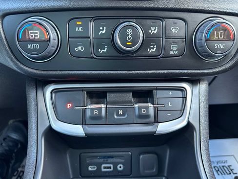 Used 2024 GMC Terrain SLT AWD/4WD image 25