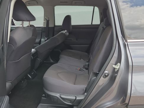 Used 2023 Toyota Highlander L FWD image 10