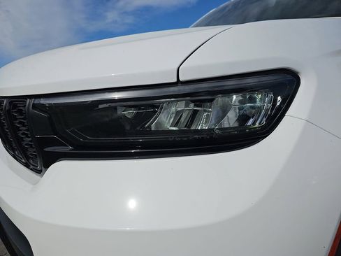 Used 2023 Jeep Grand Cherokee L Laredo image 35