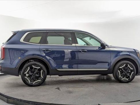 Used 2025 Kia Telluride S FWD image 9