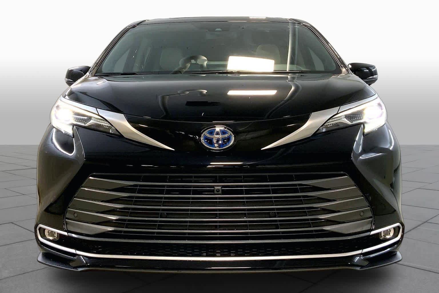 Used 2025 Toyota Sienna Platinum AWD/4WD image 3