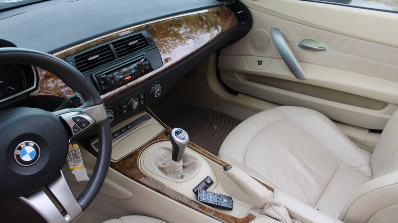 Used 2006 BMW Z4 3.0i RWD image 16