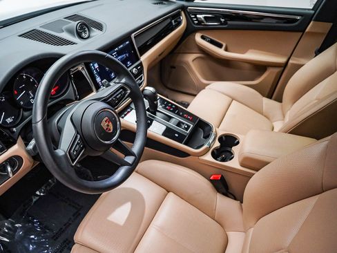 Certified 2025 Porsche Macan AWD/4WD image 5
