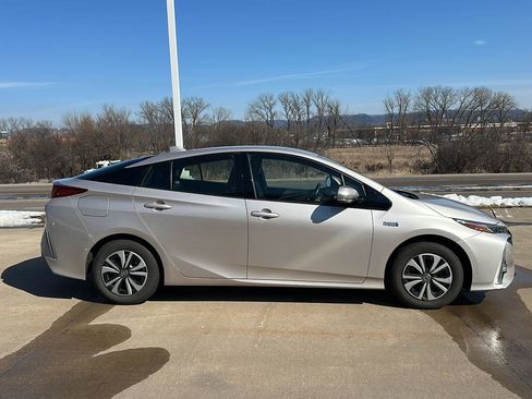 Used 2019 Toyota Prius Prime Advanced image 9