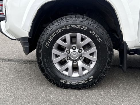 Used 2017 Toyota Tacoma SR5 w/ Tow Package AWD/4WD image 12