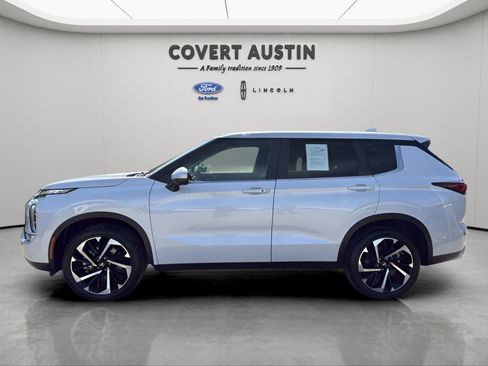 Used 2024 Mitsubishi Outlander SE image 2