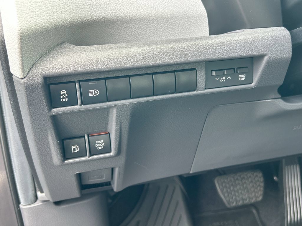 Used 2024 Toyota Sienna XSE FWD image 18