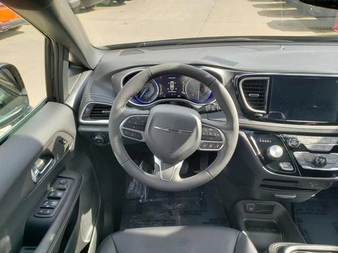 New 2026 Chrysler Pacifica Select AWD/4WD image 9
