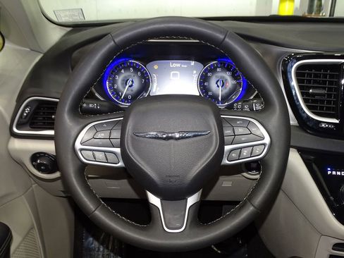 Used 2024 Chrysler Pacifica Touring-L image 18