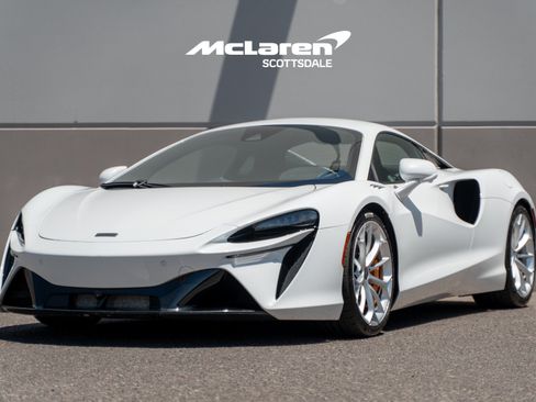 Used 2026 McLaren Artura RWD image 4