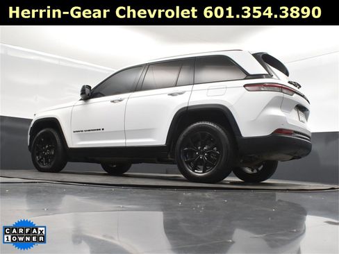 Used 2025 Jeep Grand Cherokee Altitude image 40