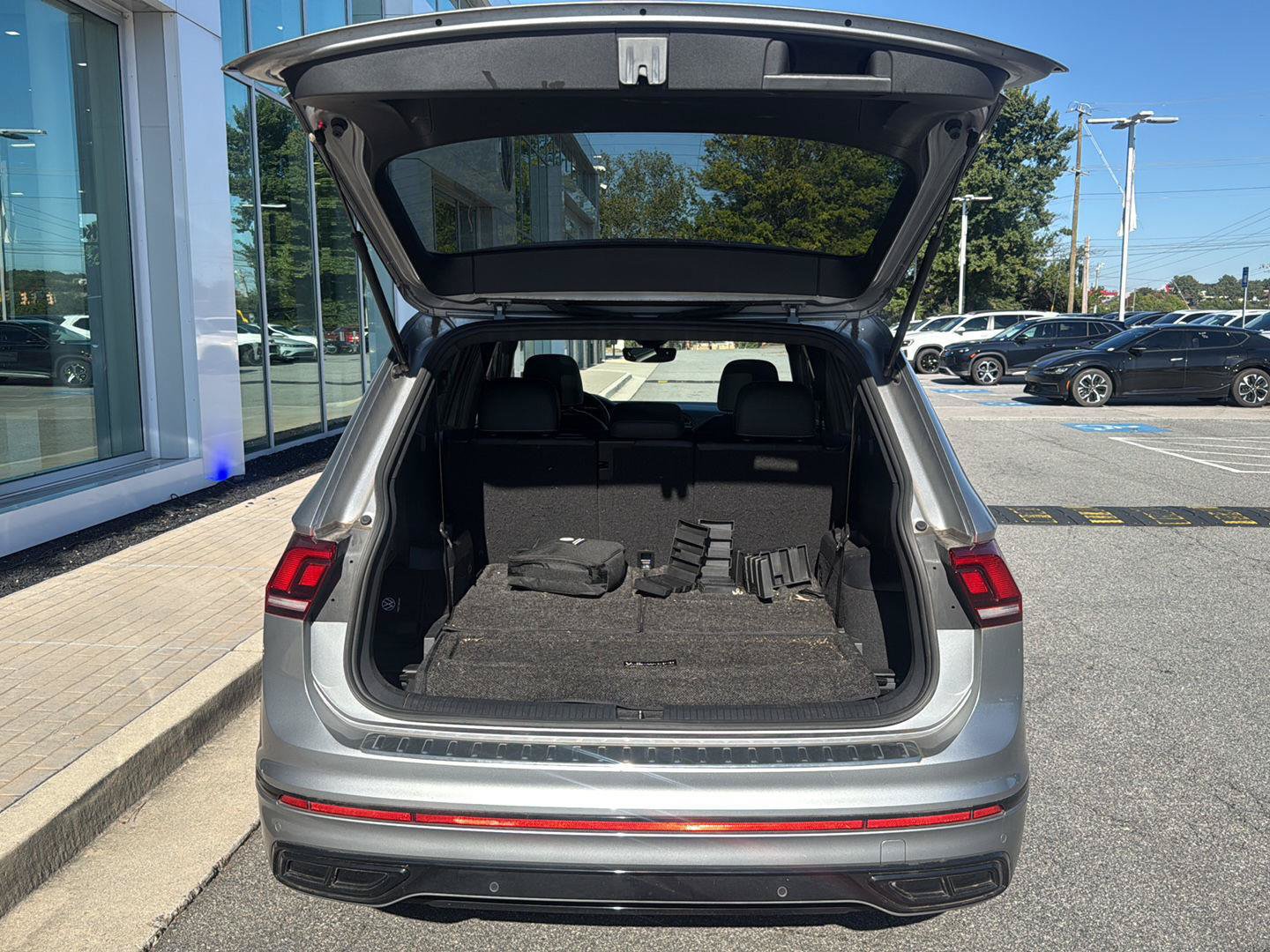 Used 2023 Volkswagen Tiguan SE R-Line FWD image 22