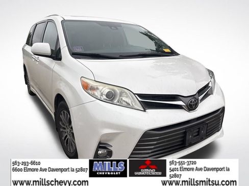 Used 2019 Toyota Sienna XLE w/ XLE Navigation Package FWD image 2