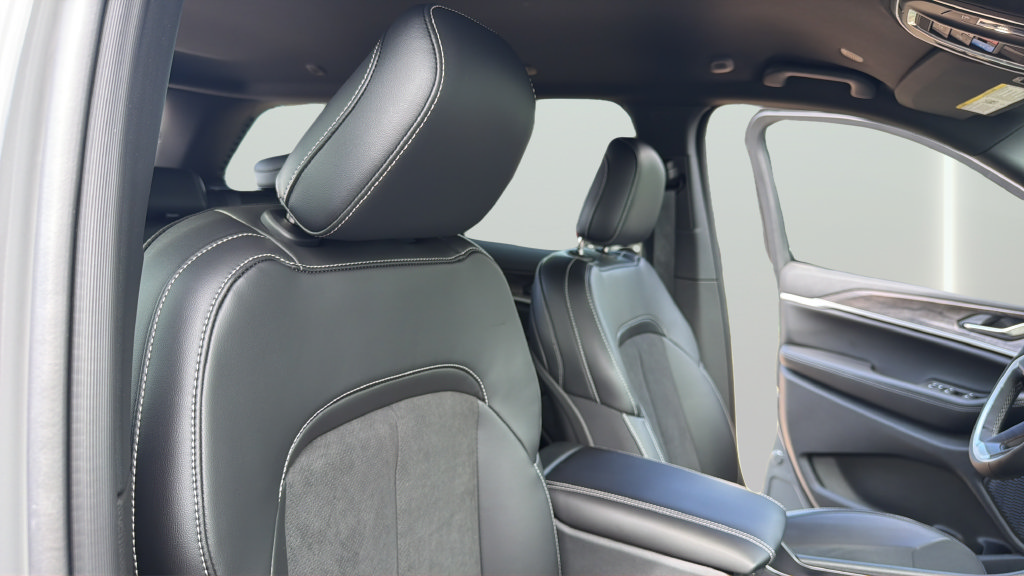 New 2027 Jeep Grand Cherokee Altitude RWD image 27