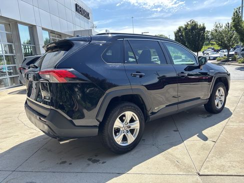 Used 2021 Toyota RAV4 LE AWD/4WD image 6