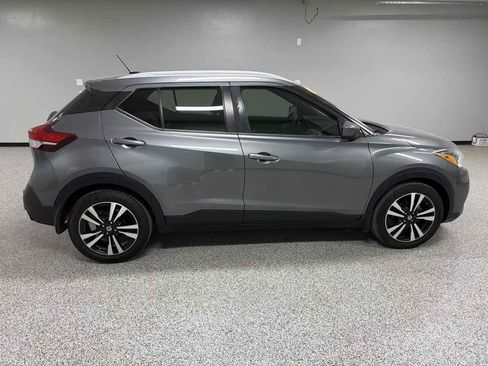 Used 2020 Nissan Kicks SV FWD image 2