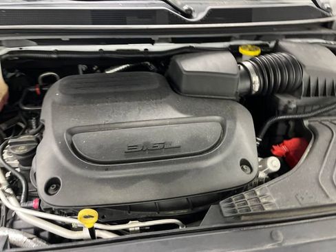 Used 2023 Chrysler Pacifica Touring-L image 39