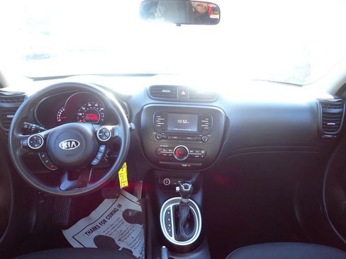 Used 2017 Kia Soul + image 10