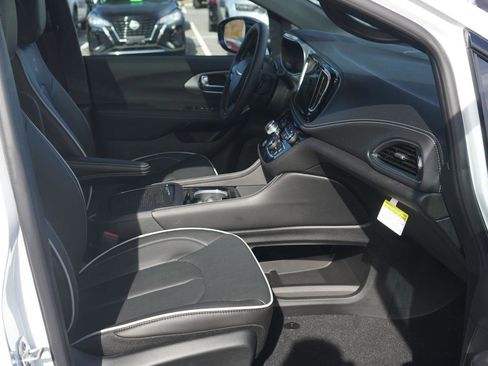 New 2026 Chrysler Pacifica Limited w/ S Appearance Package image 34